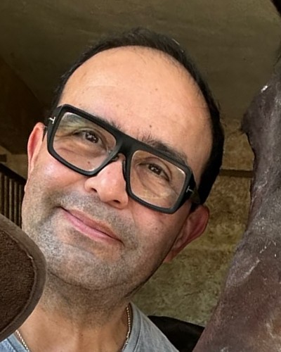 Carlos Menchaca junto a un caballo en la caballeriza